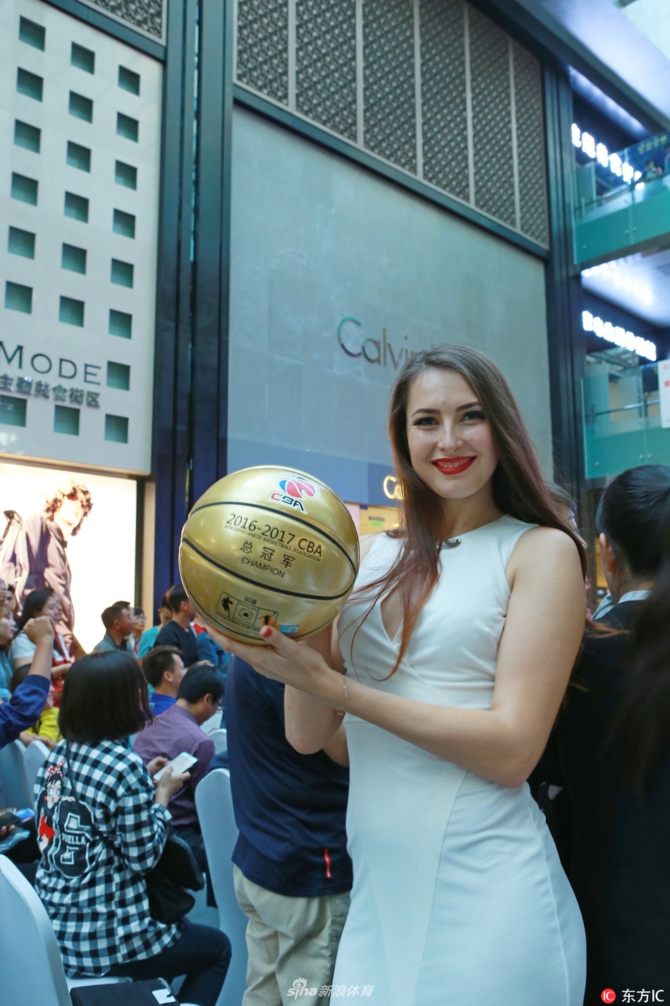 俄罗斯模特在街头自然地摆弄着篮球，188cm的身高让她在人群中格外醒目，手中的CBA冠军球与她专注的眼神，定格了2017年秋天乌鲁木齐最美的瞬间