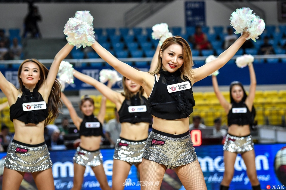 即使在暂停间隙,篮球宝贝们也毫不松懈,她们在球场边线附近排成纵列,手举彩球,用充满节奏感的舞步为现场观众带来持续的视听享受。
