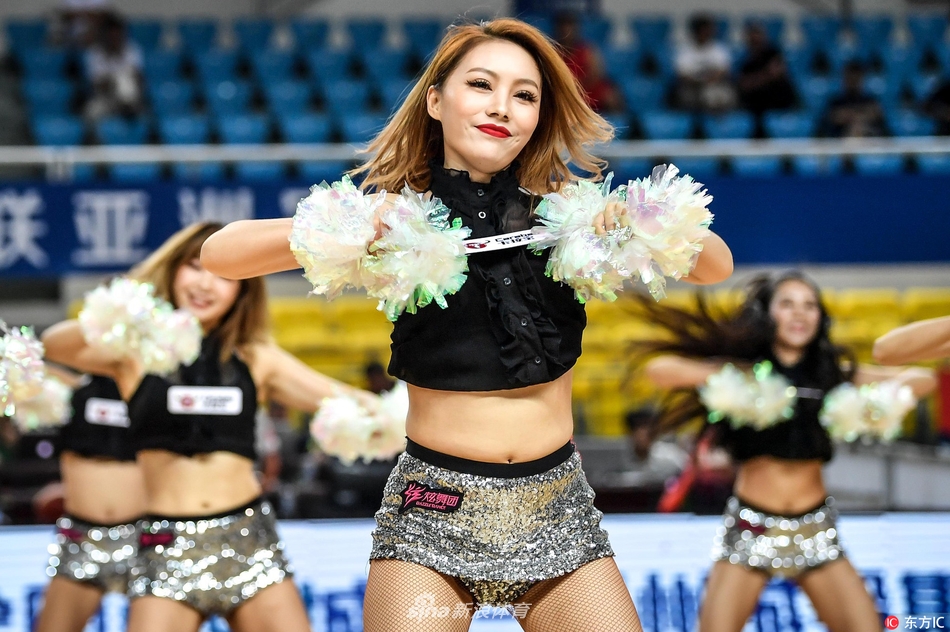 在动感音乐的节拍中,一位篮球宝贝高高跃起,长发在空中划出优美的弧线,紧身衣下展现的不仅是曼妙身姿,更是青春的无限活力与朝气。