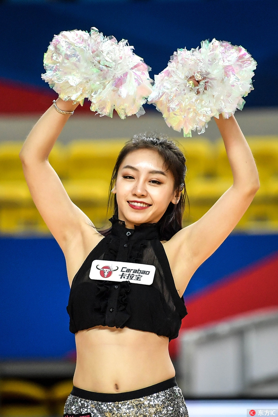 篮球宝贝们身着亮黄色闪耀战袍,在赛场中央整齐排开,高抬腿的动作充满力量感,她们飞扬的马尾辫和自信的笑容瞬间点燃了全场气氛。