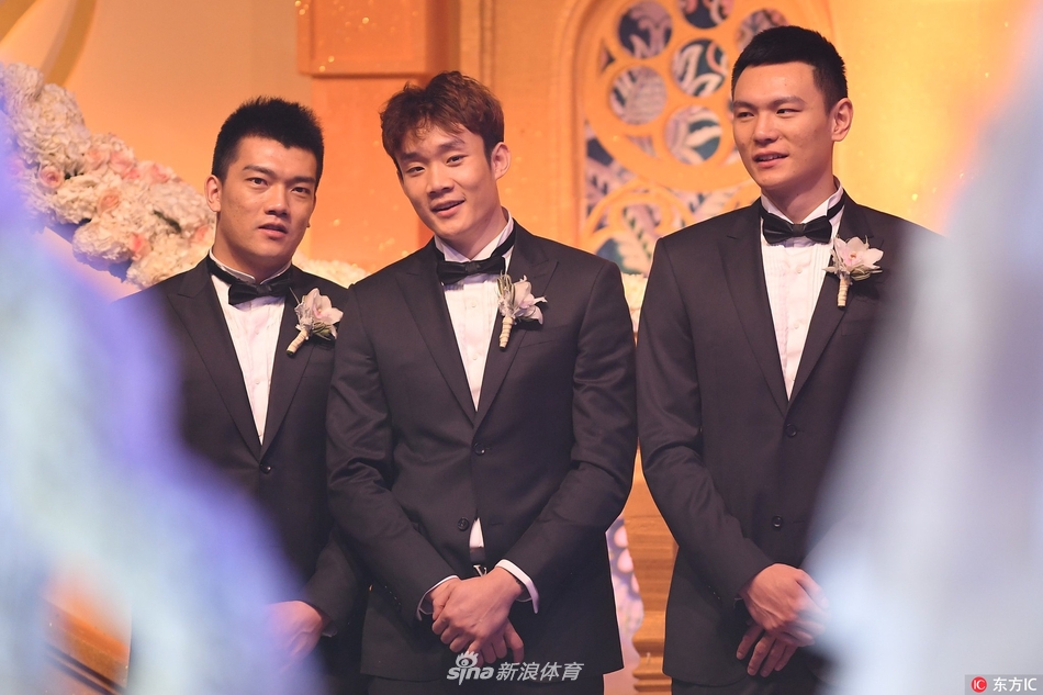丁彦雨航、朱彦西、李慕豪等组成的伴郎团，个个身着深色西装，簇拥在新郎翟晓川身后，兄弟情深，脸上洋溢着喜悦的笑容。