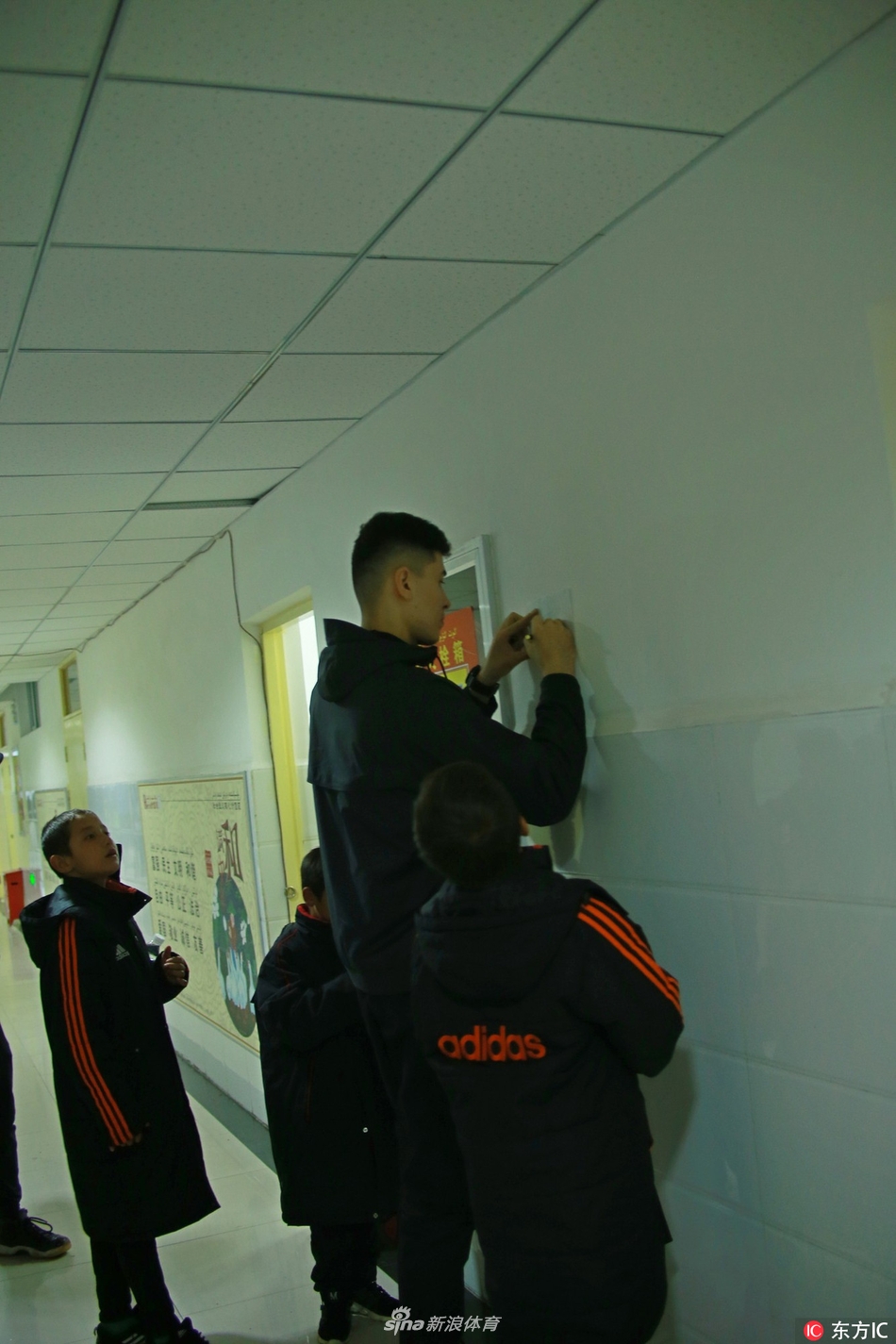 被称为美女门神的卡米拉在比赛中飞身鱼跃扑救,身体舒展在空中完全打开,目光紧紧锁定飞来的足球,神情无比专注。