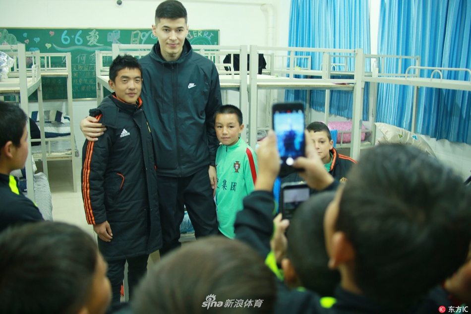 被称作新疆梅西的小球员凯迪尔丁在比赛中带球突破,他身形灵活,脚下的足球仿佛黏在脚上一般,眼神专注地盯着前方。