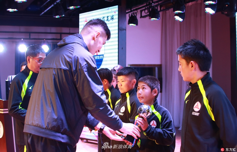 比赛结束后,双方小球员互相致意,虽然脸上挂满汗珠,但都洋溢着纯真的笑容,体现出友谊第一比赛第二的体育精神。