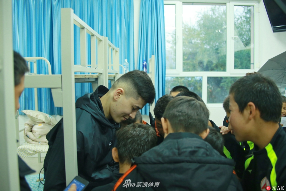 球场上,凯迪尔丁在多名防守球员的包夹下依然从容控球,他矮小的身材在对抗中丝毫不落下风,展现出扎实的基本功。