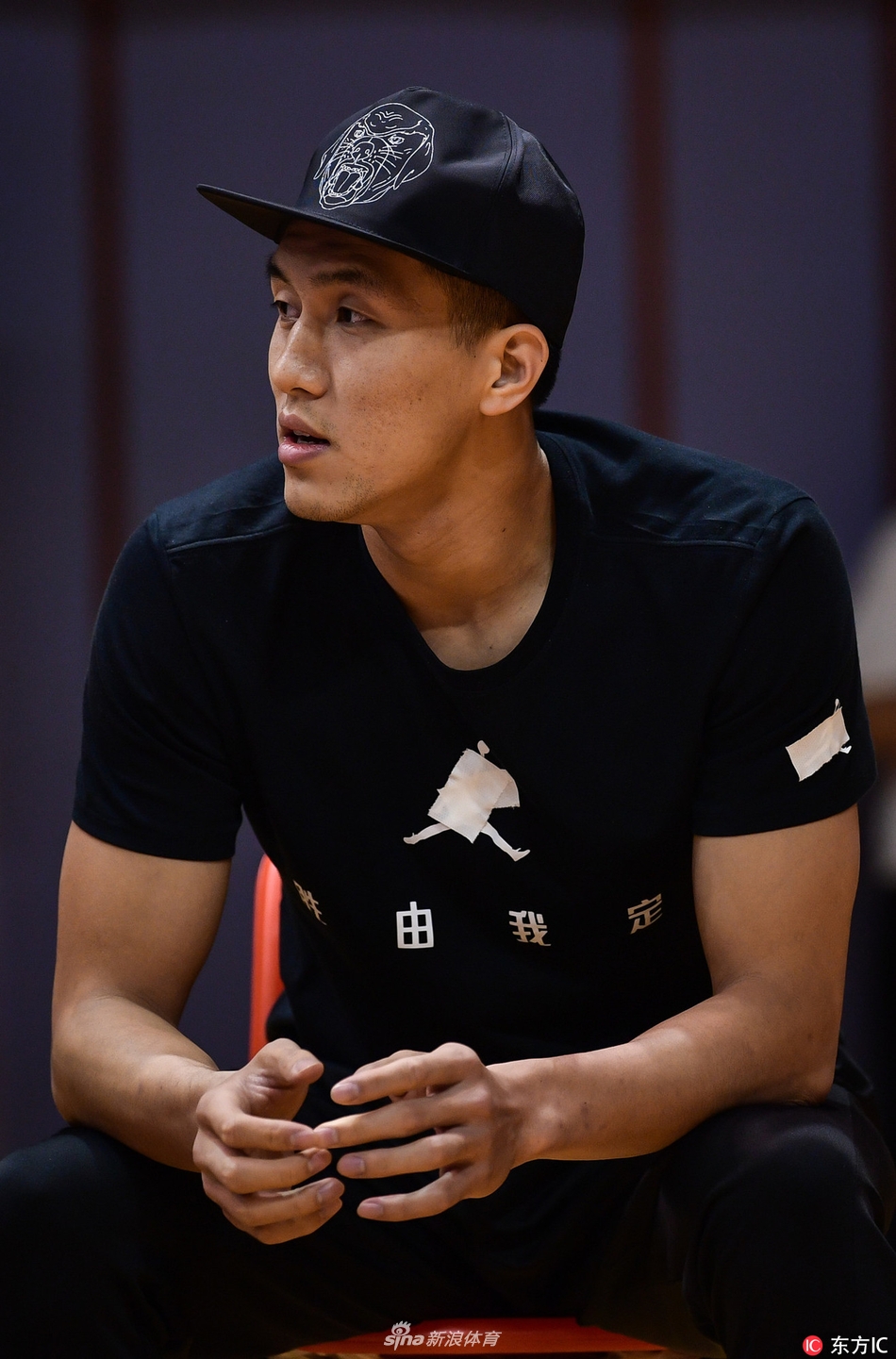 赵继伟在场边露出微笑，似乎看到了球队在场上打出了精妙的配合，轻松的神情感染着周围的队友