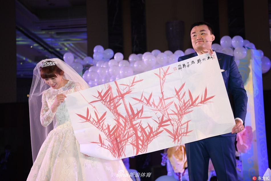 身披洁白婚纱的杨半伴与身着笔挺西装的新郎共同切蛋糕，蛋糕的甜蜜与现场的喜庆氛围融为一体。