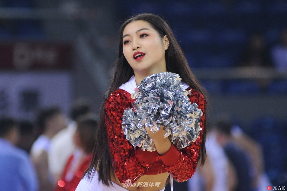 这是一次队形变换的瞬间，领舞者如众星捧月般被环绕在中央，她舒展的手臂和自信的表情极具感染力，展现了篮球宝贝作为赛场另一道风景线的专业与魅力。