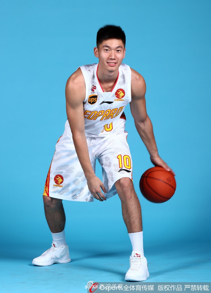 外援萨林杰在镜头前展示强壮臂膀,他面带标志性的自信微笑,身旁摆放着篮球,这位内线大杀器在那个赛季用场均30+16的统治力数据彻底征服了深圳球迷。
