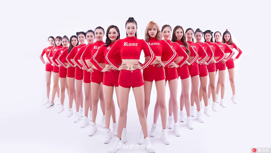 最后一组画面中，全体篮球宝贝聚拢在一起，对着镜头做出俏皮的飞吻动作，满屏的大长腿错落有致，仿佛在向即将到来的新赛季大声宣告：我们准备好了！