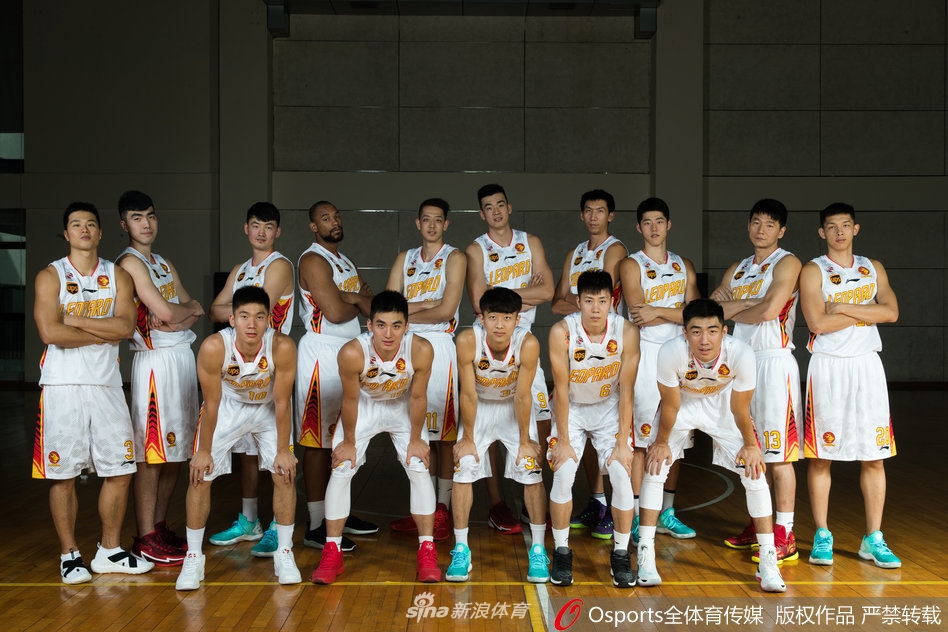 队长孟铎手持篮球却摆出严肃思考者的姿态，仿佛在琢磨除了赢球，还有啥新段子能逗乐全队。