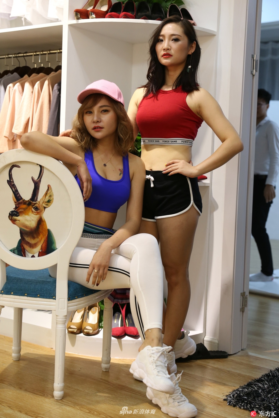 午后慵懒的光线下，宝贝侧身回眸，轻柔的发丝在微风中飘动，眼眸低垂带着一丝羞涩，洁白的衬衫和深色短裙衬托出她邻家女孩般的清纯气质。