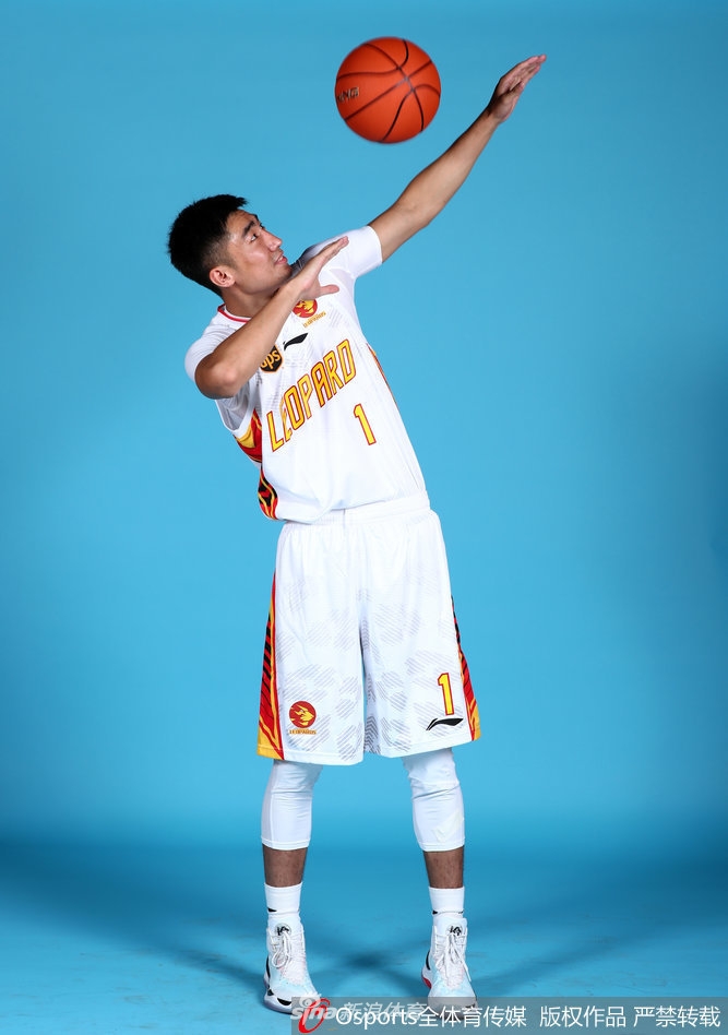 年轻中锋沈梓捷与李慕豪在摄影棚并肩而立,两人张开双臂仿佛要遮蔽天空,绰号中国大鸟的沈梓捷眼神里满是对未来的憧憬和犀利。