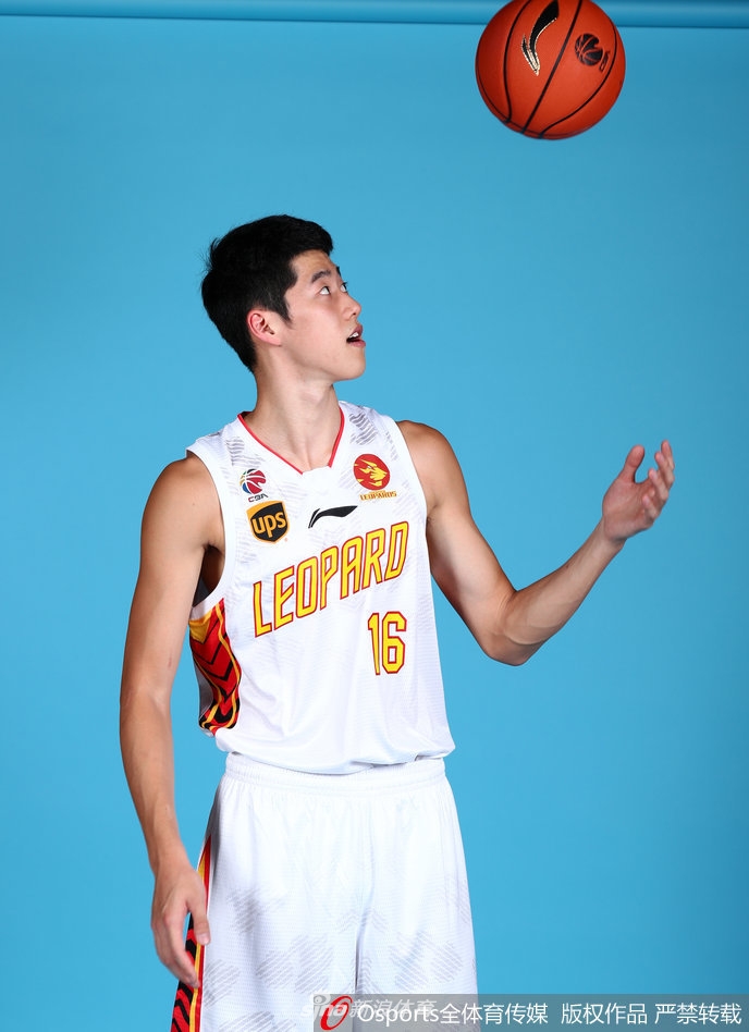 主教练吴庆龙在C位带领全队拍摄写真,他双手抱胸气场强大,队员们众星捧月般围绕在旁,这幅画面定格了2017-18赛季深圳队出征前的完整阵容。