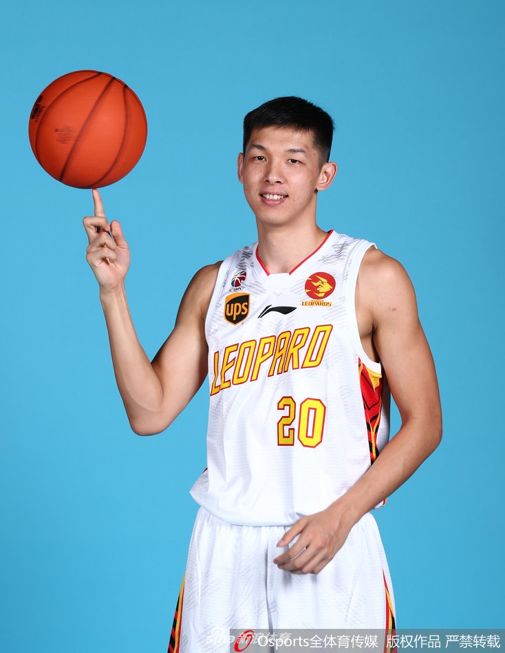 后卫群于德豪、白昊天、杨林祎一同出镜,三人眼神犀利,摆出运球突破的防守姿态,年轻的后场组合象征着球队的未来与防守端的撕咬精神。