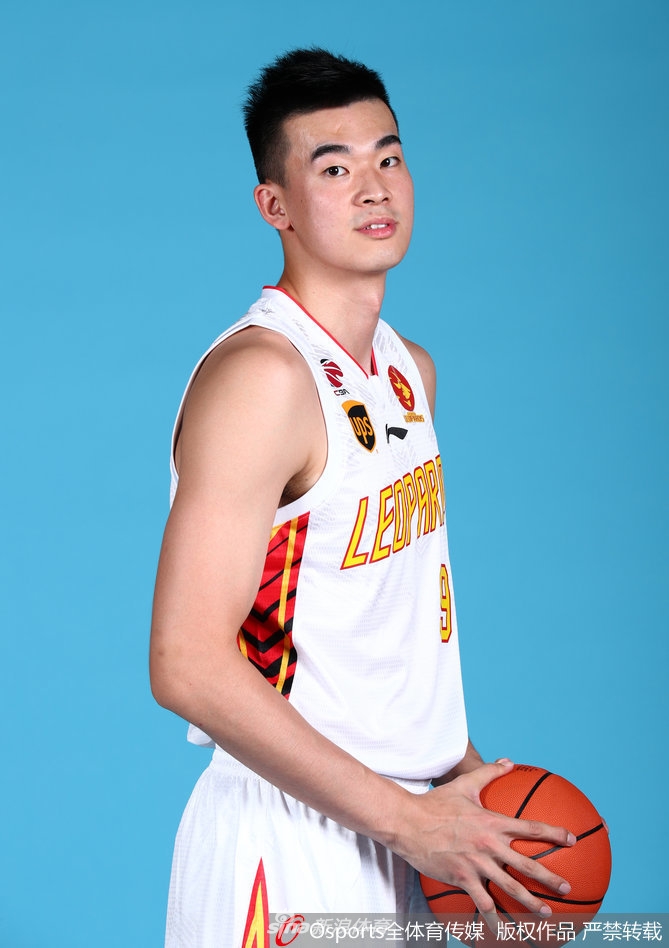 深圳烈豹新赛季全家福,教练组与球员们穿着统一的长袖训练服,在摄影棚内整齐排列,大家神情专注而放松,象征着新赛季的团结一心。