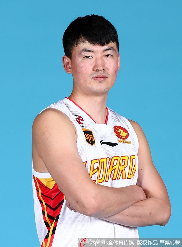 射手顾全在闪光灯下摆出投篮定格姿势,出手点极高,表情平静如水。作为本土核心,他那精准的三分球是球队拉开空间的重要武器。