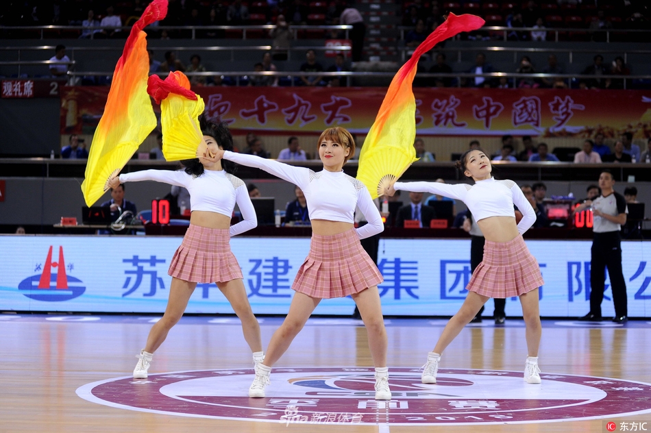 两位宝贝背对背摆出酷炫造型,露腰装将身材优势展露无遗,动感的舞步与现场灯光交织,成为赛场上一道流动的风景线。