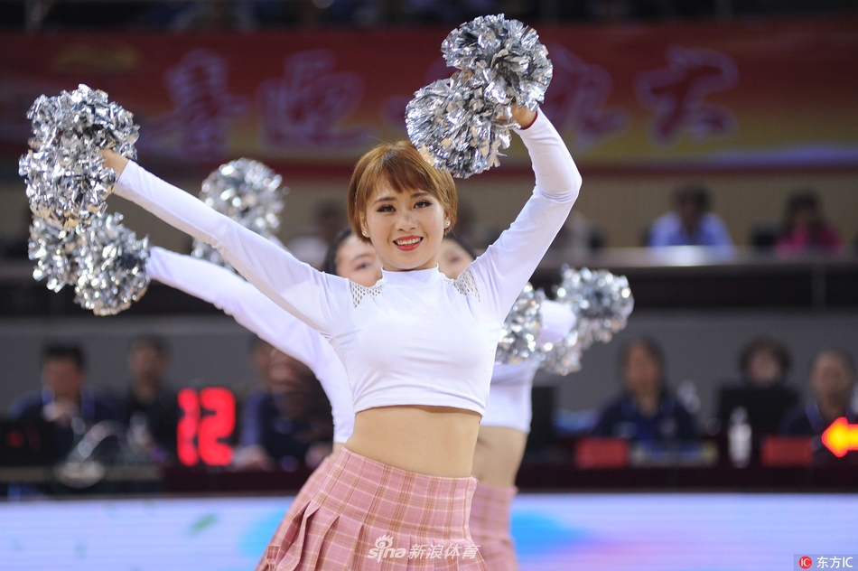 姑娘们手持团扇,摆出优雅的造型定格,背景是正在热身的球员身影。这一刻,古典美与现代篮球完美同框,成为2017-18赛季季前赛最令人难忘的记忆瞬间。