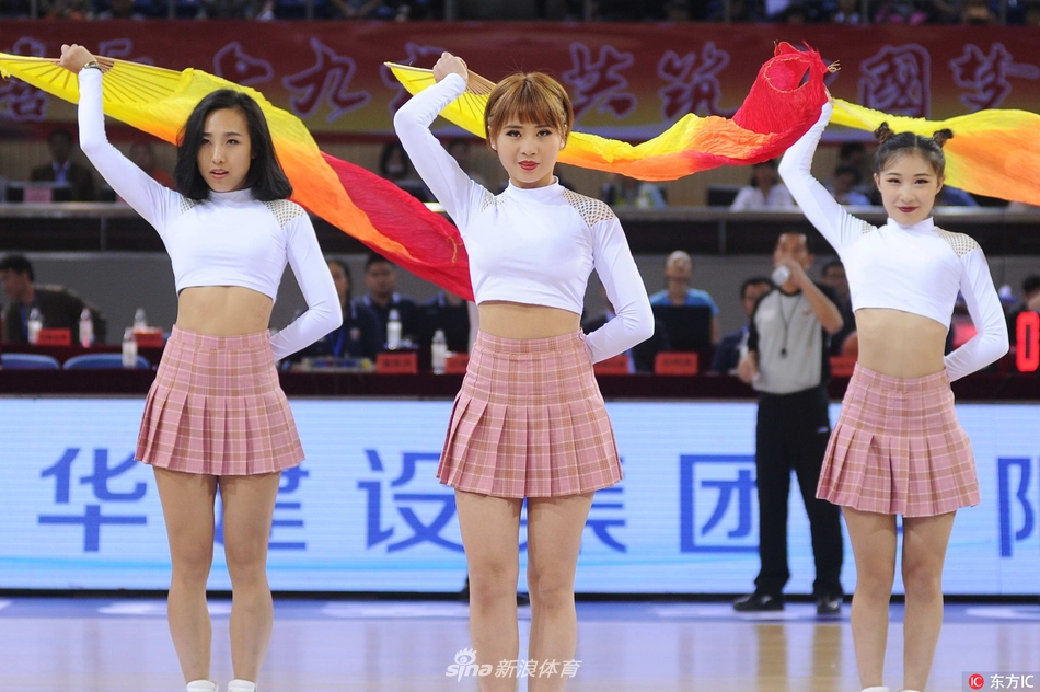 活力无限的篮球宝贝扎着清爽马尾,身着亮蓝色短裙套装,在赛场中央随着节拍尽情舞动,露出健康的小蛮腰,笑容极具感染力。