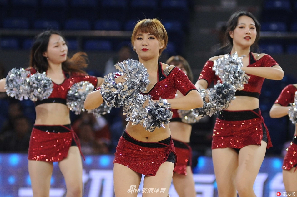 舞扇在空中划过一道优美的弧线,姑娘们的眼神专注而明亮,旗袍上精致的绣花在赛场灯光下若隐若现,仿佛将观众从喧嚣的篮球馆带入了烟雨朦胧的江南水乡。