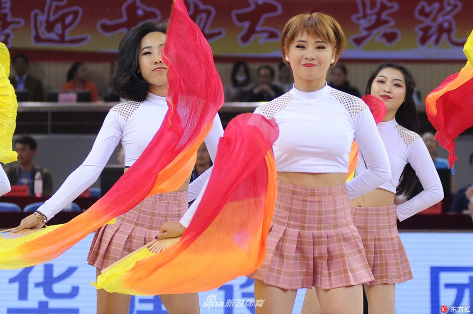 赛场边的篮球宝贝们站成一排,修长美腿在短裙下格外吸睛,她们随着音乐节奏轻松摇摆,脸上洋溢着自信灿烂的笑容。