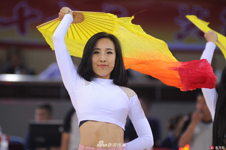 动感旋律中,宝贝们动作整齐划一,高高跃起时金色短裙在灯光下闪耀,纤细腰肢尽显青春活力,瞬间点燃全场气氛。