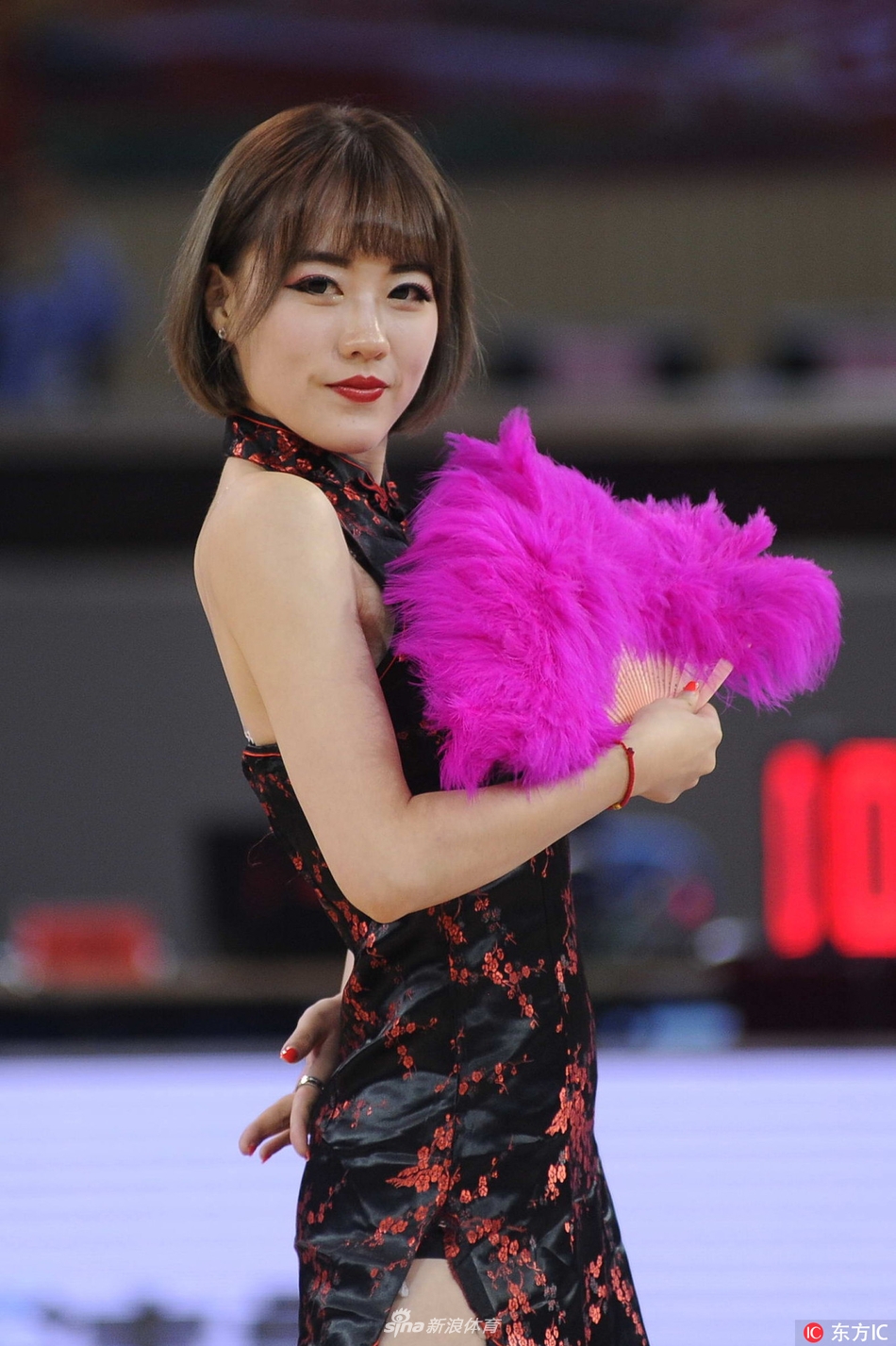 光影交错间,身着水墨晕染旗袍的啦啦宝贝们轻盈登场,手中的流苏扇犹如蝴蝶翩跹,在CBA赛场上勾勒出一幅灵动的江南画卷。