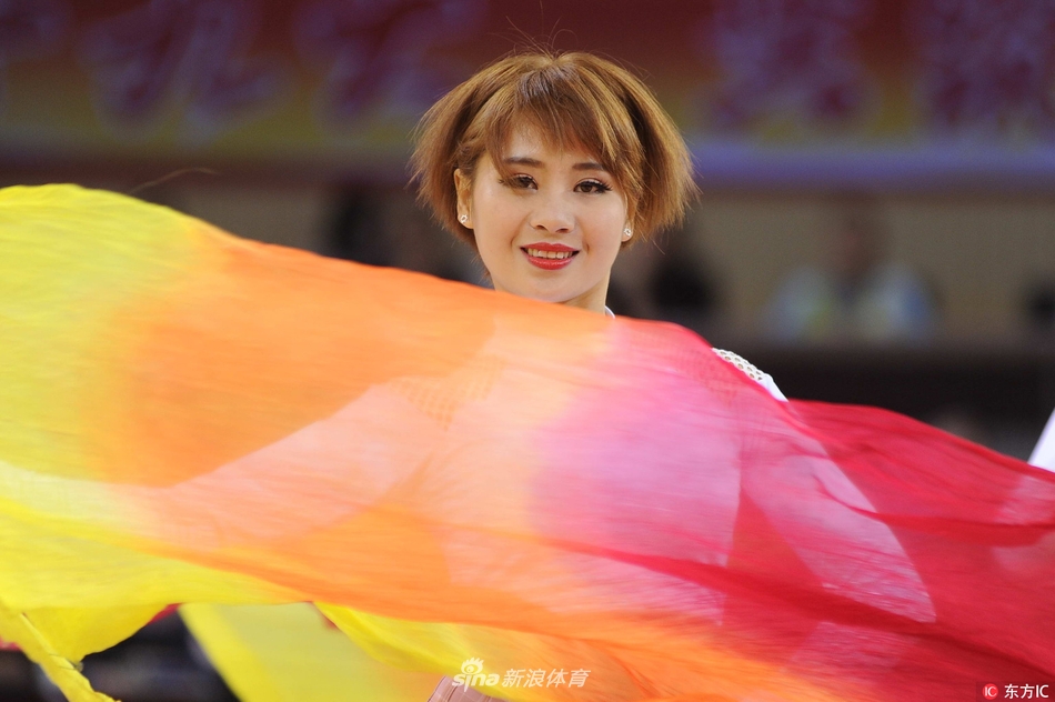 全景镜头下,所有啦啦宝贝集体亮相,她们以动感的身姿定格在最精彩的瞬间,短裙飞扬,蛮腰微露,用热情征服了现场每一位观众。