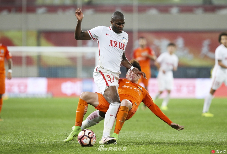 2017中超鲁能对权健图片