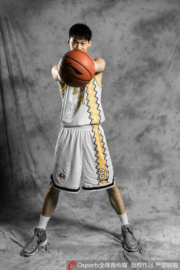 博洛西斯用欧洲步晃开防守,他的内线脚步像舞步一样优雅,即便面对肌肉丛林的围剿,也能找到出手的空间。