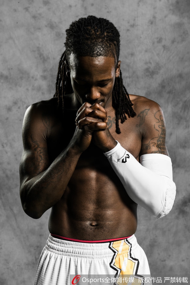 福特森在人群中如精灵般穿梭,指尖送出的传球仿佛带着精确制导的雷达信号,瞬间撕开对手整条防线。