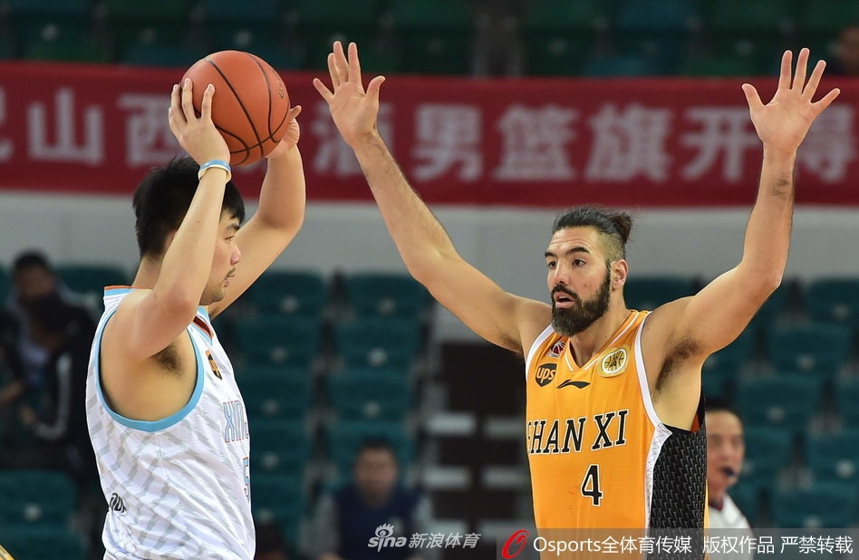 场边山西队的替补席一片欢腾,球员们挥舞着毛巾为队友的精彩表现喝彩,主场气氛热烈非凡。