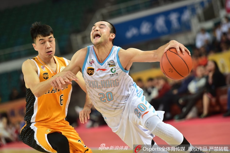 山西外援詹宁斯在新疆队严防死守下依然自信出手,篮球在空中划出一道完美的弧线。