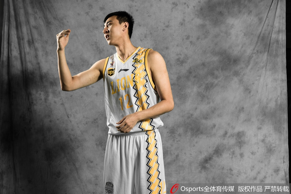 孙铭徽如同出膛的炮弹,用一次势大力沉的单手劈扣宣泄着青春的能量,整个篮架都在为他颤抖。