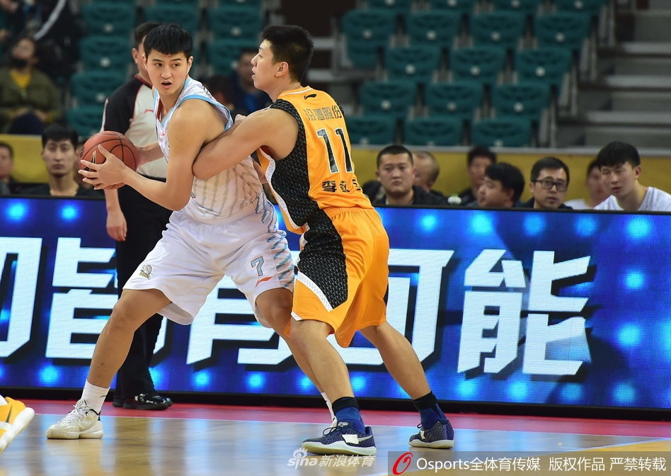 前火箭球星斯科拉用他标志性的梦幻脚步晃开防守,轻松将球放进篮筐,阿根廷灵巧在CBA赛场依旧无解。