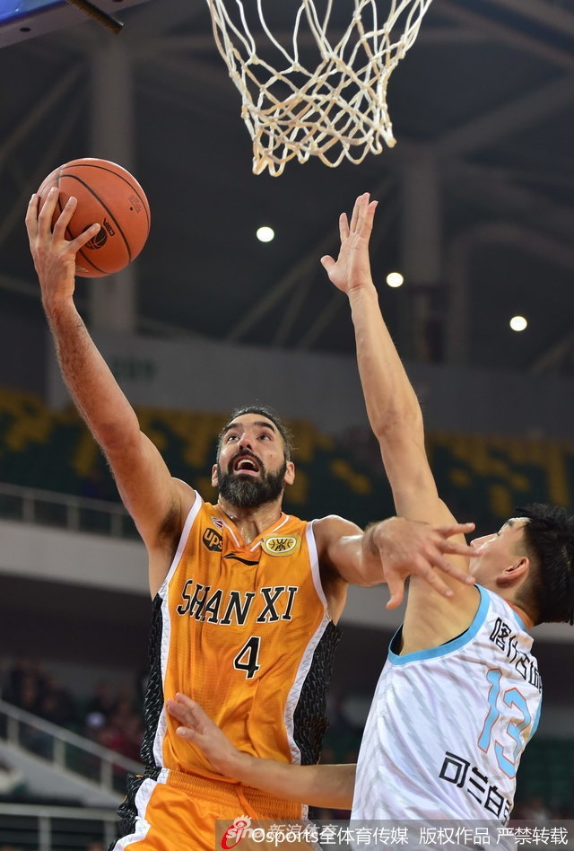 山西队国内球员邢志强本场发挥出色贡献16分,他在外线果敢出手命中三分,点燃了全场观众的激情。