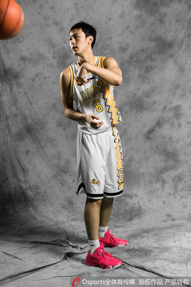 林志杰与刘铮在边线交流,两双锐利的眼睛同时锁定球场,仿佛早已看穿对手的下一回合战术。