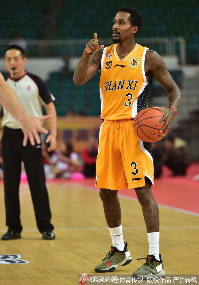 新疆队李根在对抗后强硬上篮,尽管遭遇严防死守,他依然用强壮的身体为球队凿开得分之路。