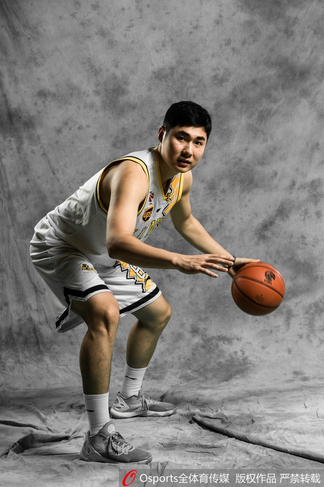 赵岩昊在三分线外手起刀落,篮球划过一道完美的彩虹弧线,应声入网,这是他作为射手的本能瞬间。