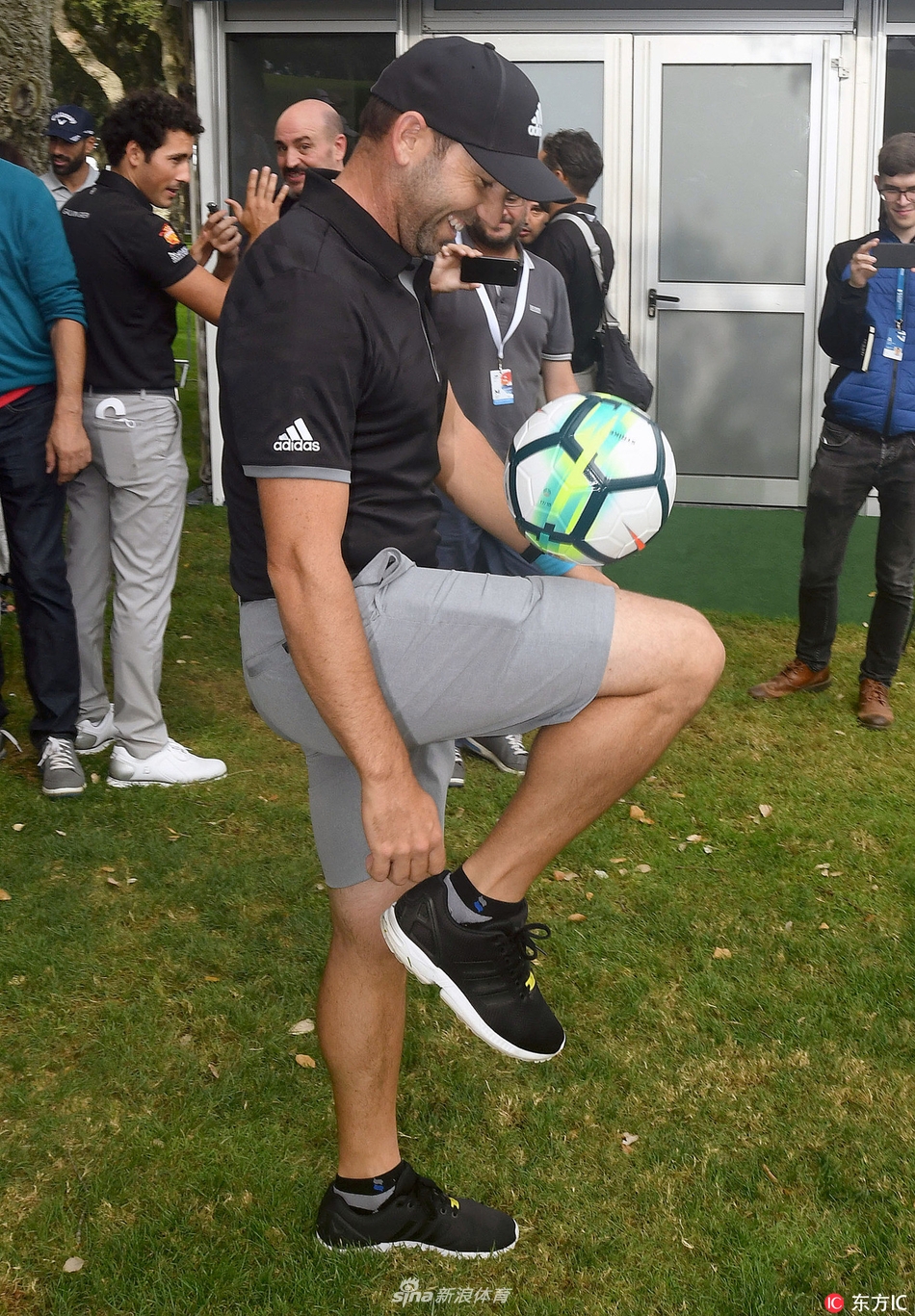 加西亚与同行高尔夫球星围圈传递足球，团队默契十足，赛前气氛愉快融洽。