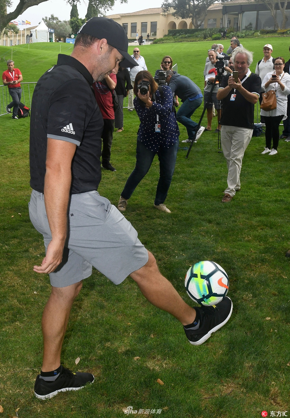 加西亚专注地用脚控制着高尔夫球，展现出惊人的球感和身体控制能力。