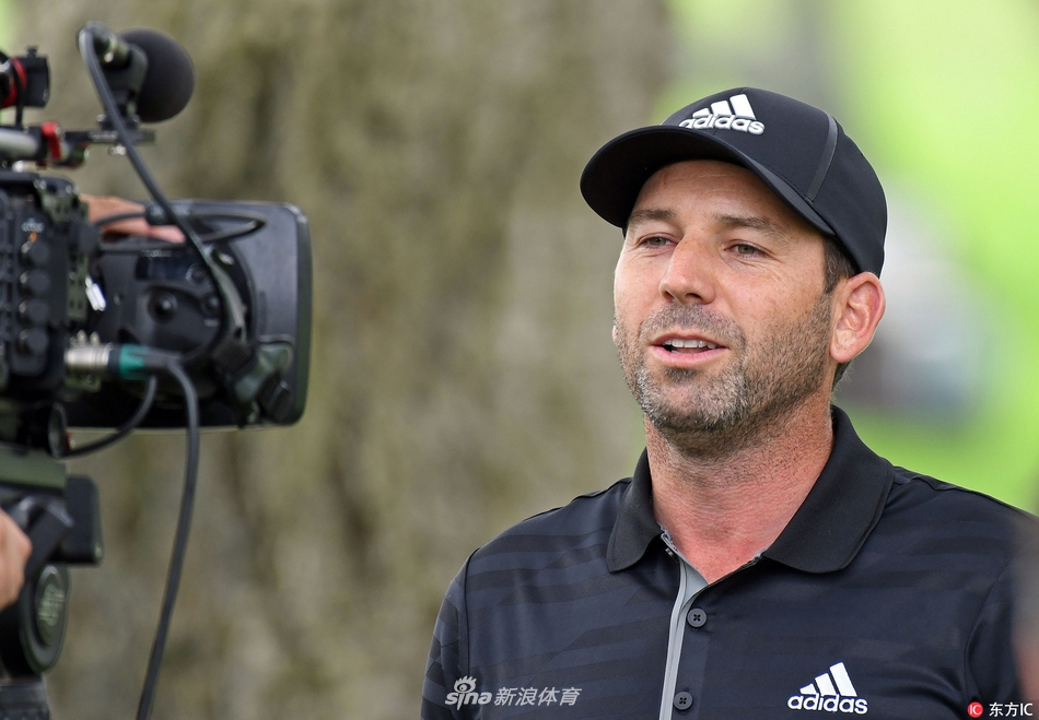 加西亚在果岭旁轻盈颠球，笑容灿烂，尽显主场作战的轻松与自信。