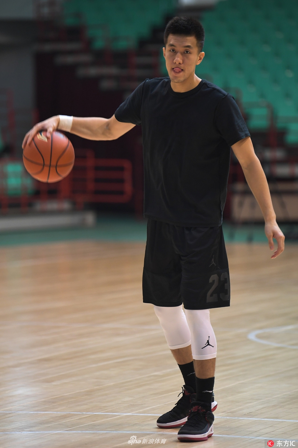 外援巴斯在训练中奋力跃起,肌肉线条紧绷如雕塑,双手牢牢控制住篮板球,展现出惊人的爆发力和对胜利的无限饥渴。