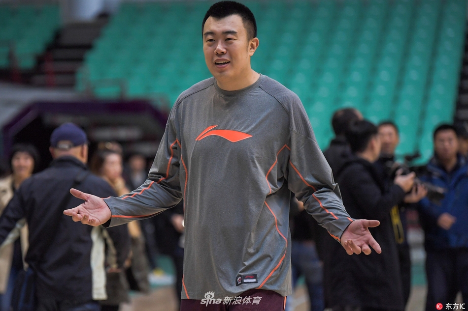 训练间隙,郭艾伦与赵继伟并肩而立,两人神情轻松地进行交流,作为中国男篮的后场双核,他们之间的化学反应将是辽篮争冠之路的关键。