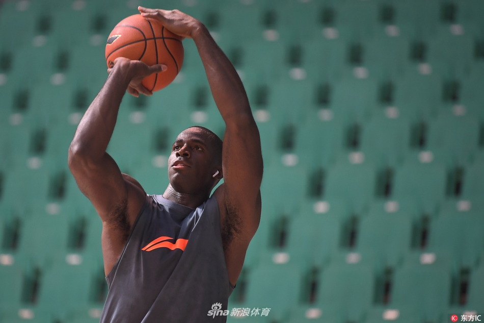 训练场上,辽篮全队围成一圈,手掌叠在一起,齐声高呼“加油”!汗水与激情交织,团队的凝聚力在这一刻化作冲击总冠军的强大信念。