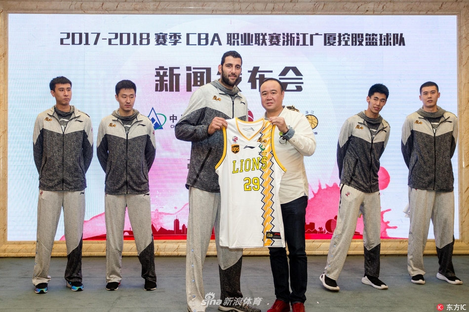 胡金秋与队友在发布会尾声即兴尬舞，轻松搞怪的表情展现了球队年轻活力的另一面