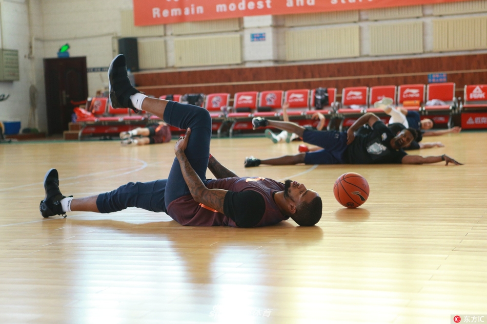 新疆飞虎众将齐聚训练馆，队长可兰白克神情专注聆听训话，卫冕冠军的沉稳与杀气在空气中弥漫。