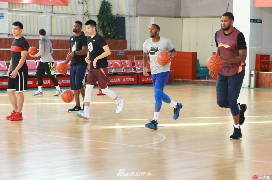 防守悍将西热力江张开双臂全力防守，眼神坚毅如铁，他用令人窒息的外线压迫延续着新疆的钢铁防线。