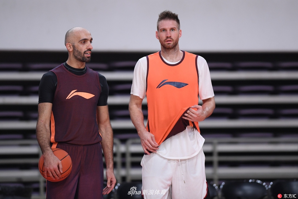 主帅丁伟手舞足蹈亲自上阵示范，为队员拆解战术跑位细节